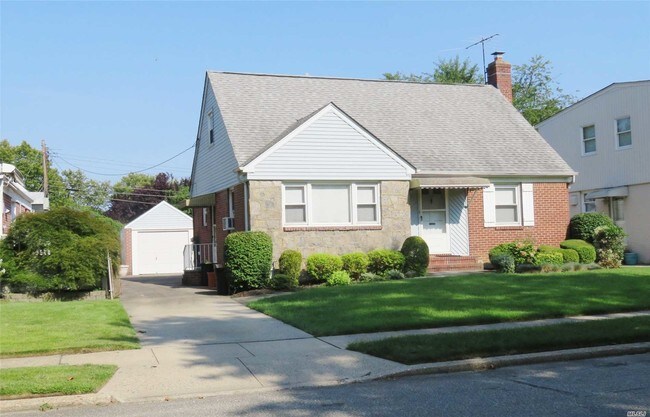 Building Photo - 179 Primrose Dr
