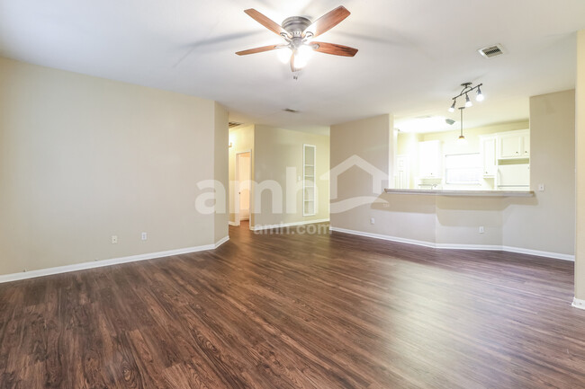 Foto del edificio - 13541 Lake Breeze Ln