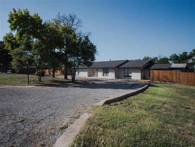 Building Photo - 2004 Magic Hill Dr