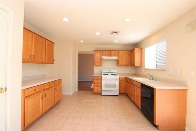 Foto del edificio - Gorgeous Manteca 5 Bedroom Home