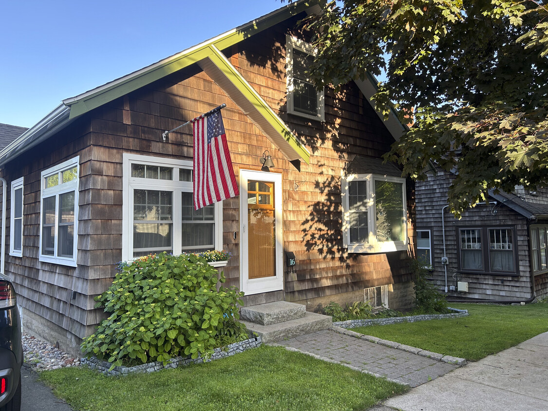 Primary Photo - 16 Newton Ave