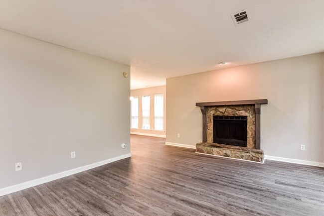 Building Photo - 4723 Old Highgate Entry