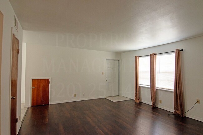 Building Photo - 2 Bedroom 1 Bath