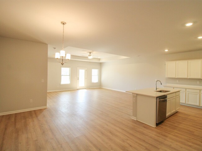 Foto del edificio - New Townhome..MOVE In Ready!