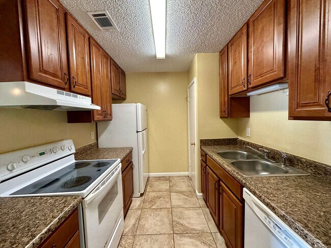 Foto del edificio - 2 Bedroom 1 Bath Available with Water, Tra...