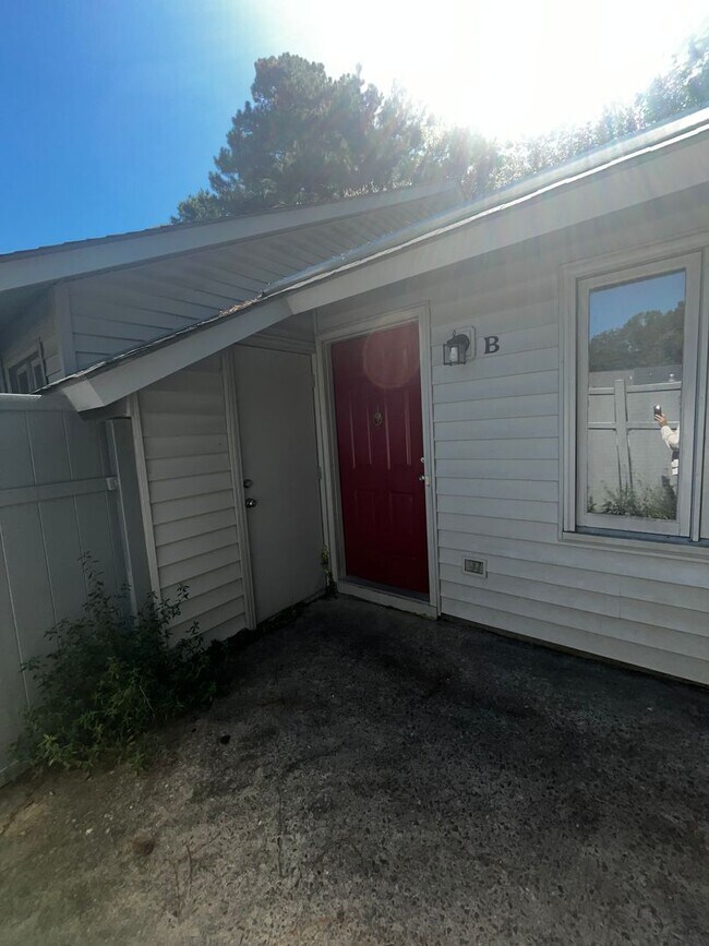 Foto del edificio - Two Bedroom One Bath Townhome