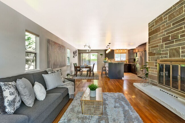 Foto del edificio - Spacious 3 Bed, 2.75 Bath Seward Park Home!