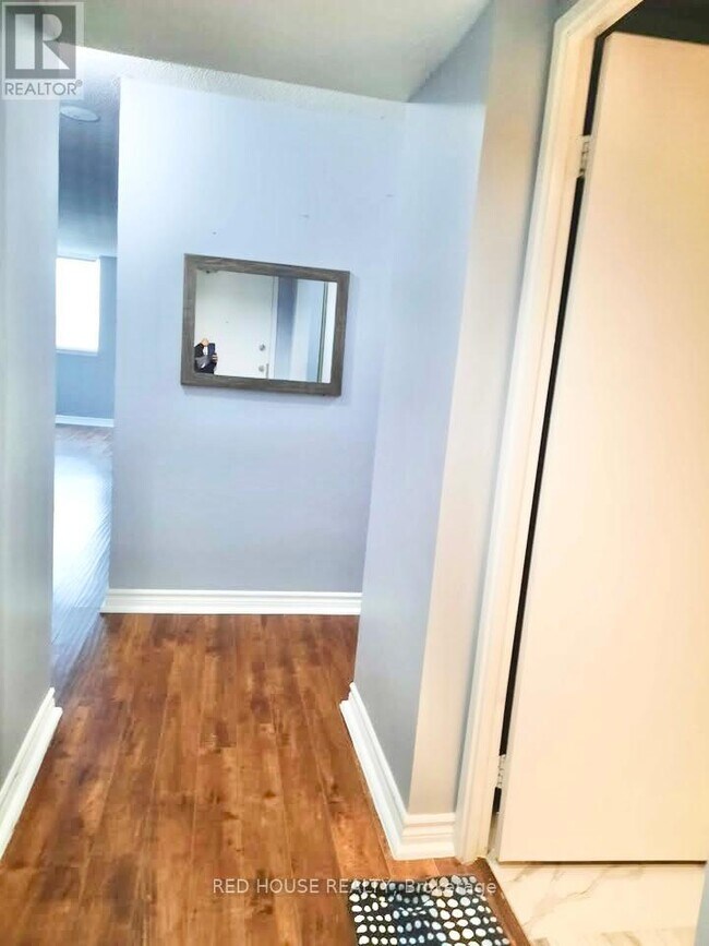 Photo du bâtiment - 2460 Eglinton Ave E