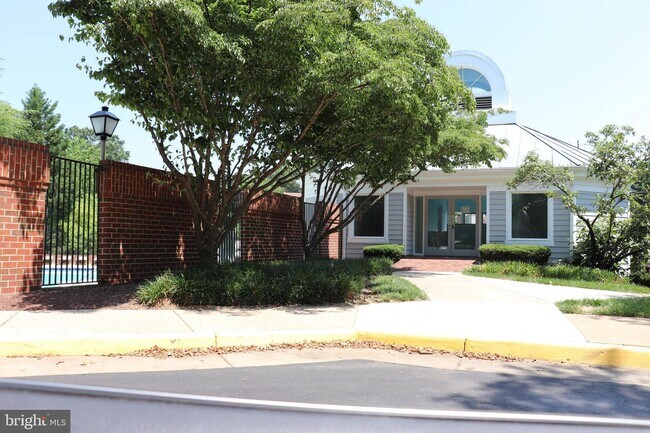 Building Photo - 7594 Lakeside Village Dr