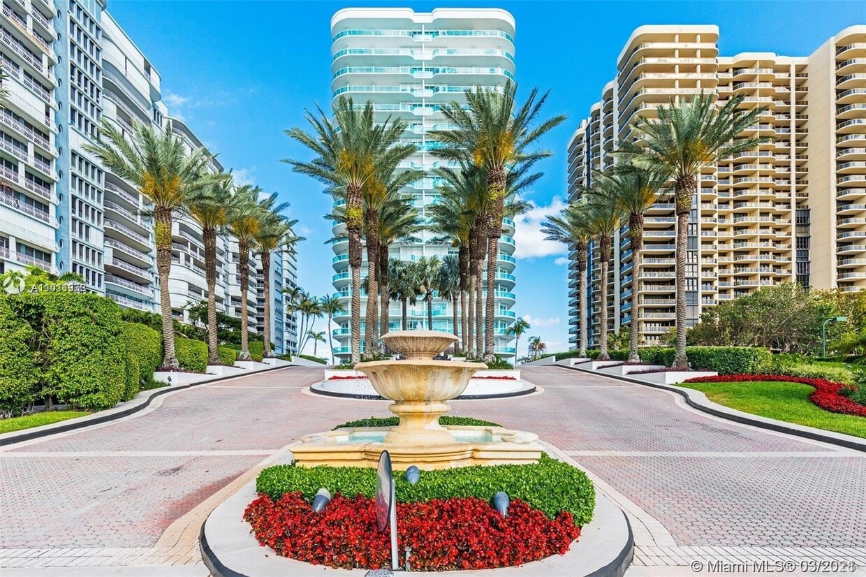 Primary Photo - 10101 Collins Ave