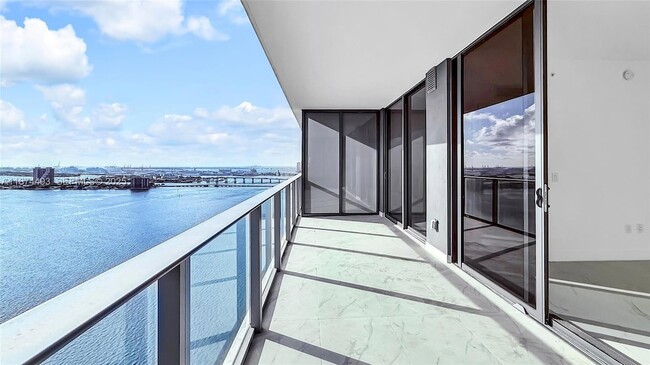 Foto del edificio - 700 NE 24th St