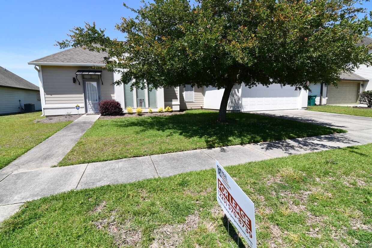 Primary Photo - Zachary School District! Premium 3 bedroom...