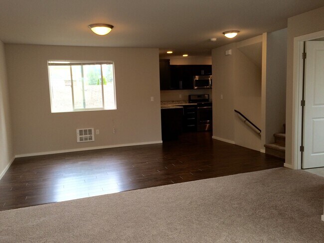 Foto del edificio - Unique 3 Story End Unit Townhouse