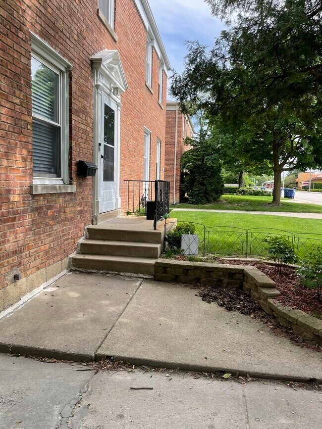 Foto del edificio - 623 Waukegan Rd