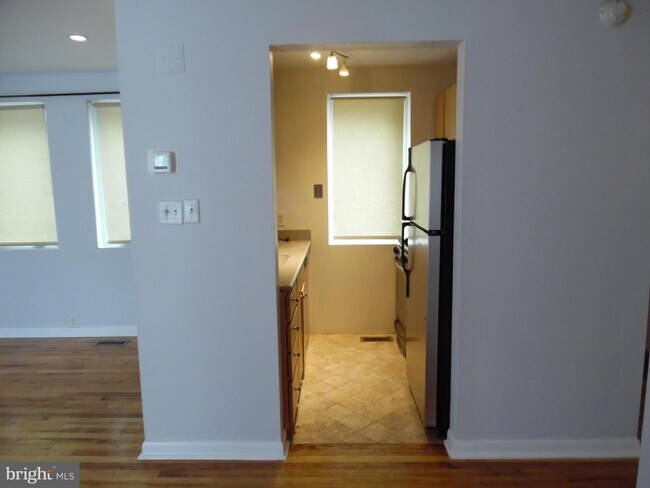Building Photo - 220 S Sartain St