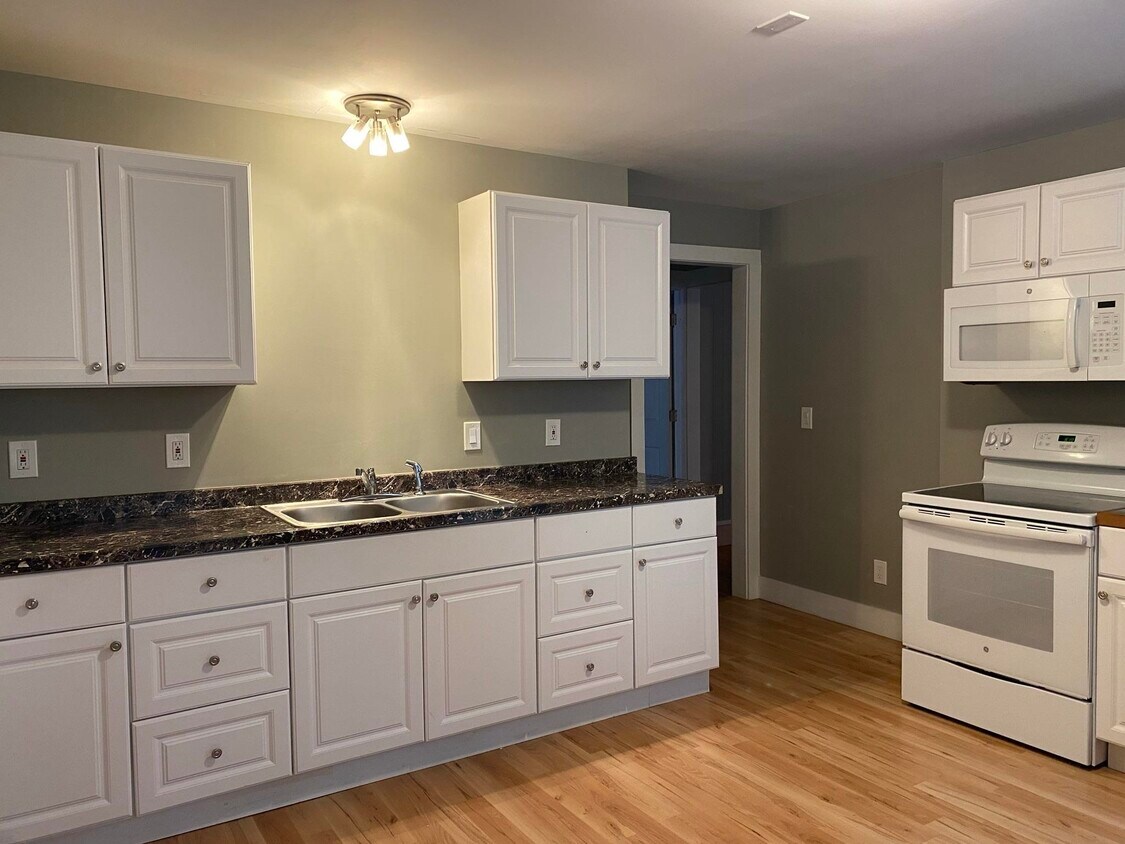 690 Central Ave Unit 1, Dover, NH 03820 Room for Rent in Dover, NH