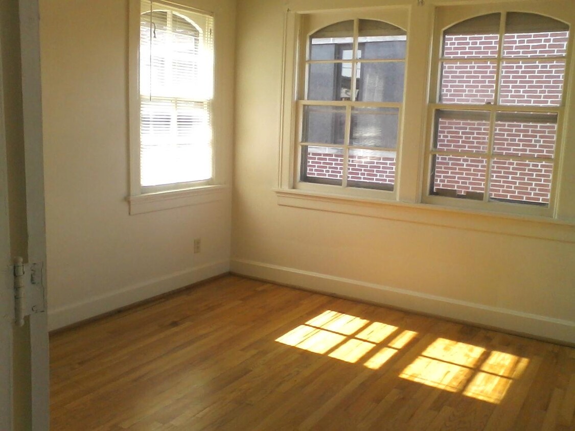 Primary Photo - 8 N Cherry Ave