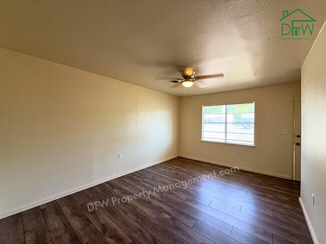 Foto del edificio - Charming 3-Bedroom Haven in Euless - Stainless Appliances, Large Fenced Yard