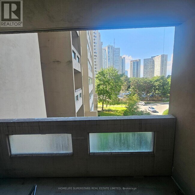 Building Photo - 3590 Kaneff Crescent