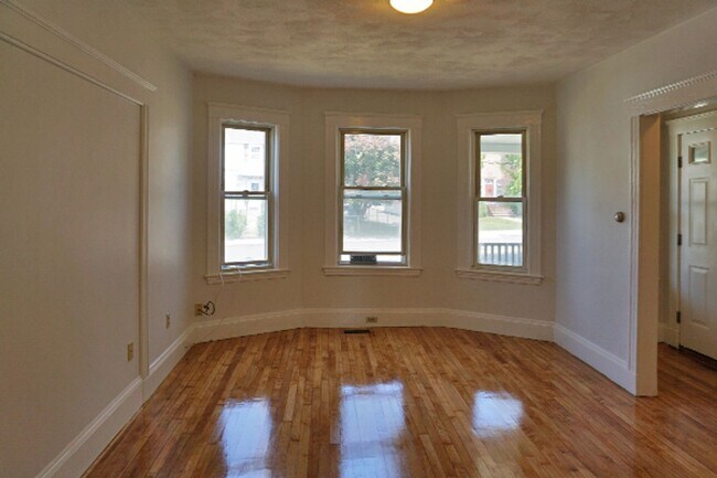 Building Photo - 2 bed1bath unit in Waltham is available in 9/1
