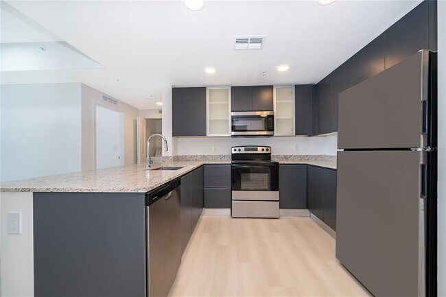 Foto del edificio - 5579 Millenia Park Blvd