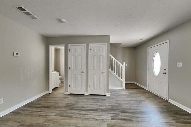 Foto del edificio - 5679 Eagles Feather Ln