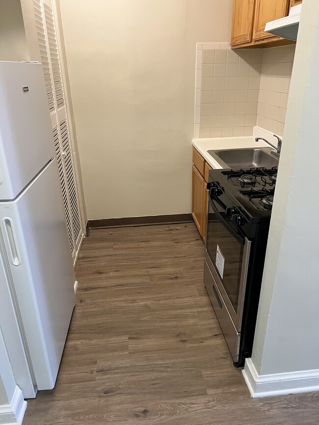 Building Photo - 604 I St NE