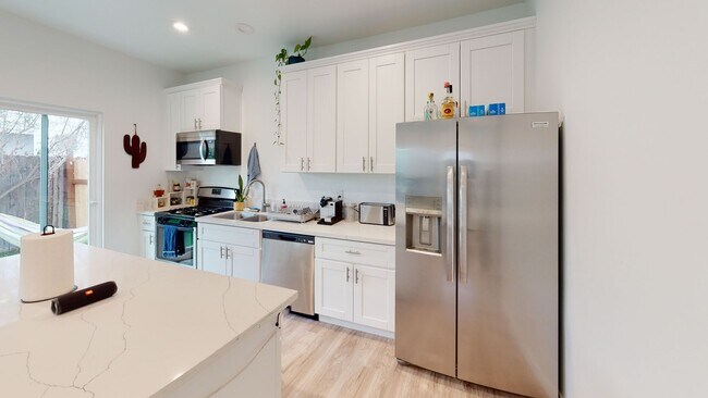 Foto del edificio - Private turfed yard!