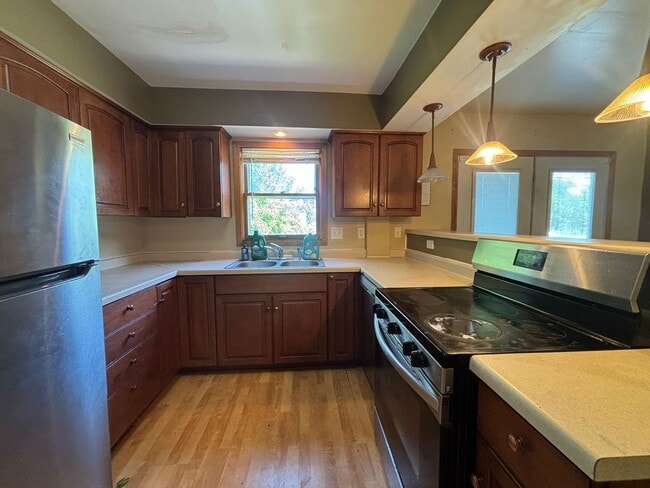Building Photo - Awesome 3 BR/1 BA End-Unit Townhome in Minneapolis!