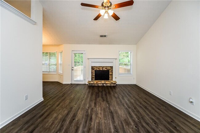 Foto del edificio - 805 Lewis Ridge Cir