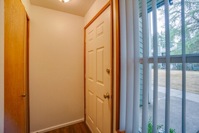 Foto del edificio - **Free April Rent **Fanno Creek Condo - Lovely Condo in Heart of Tigard
