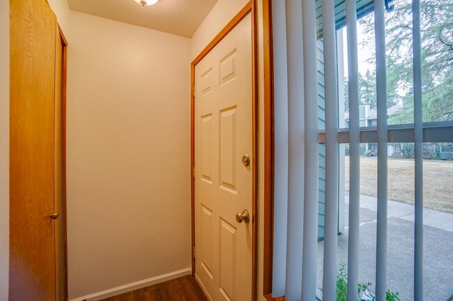 Building Photo - January Rent Free! Fanno Creek Condo - Lov...