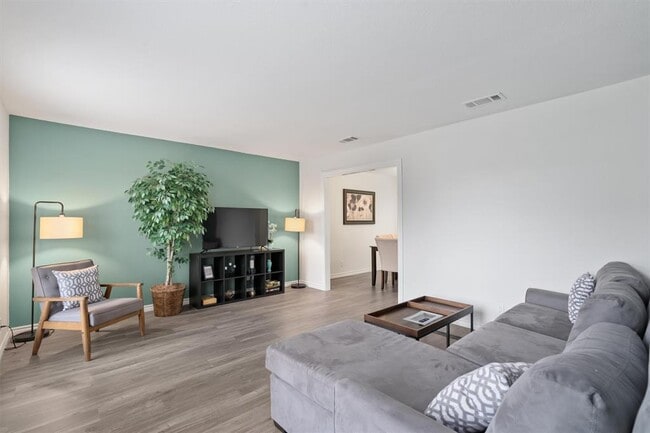 Building Photo - 405 E Logan St