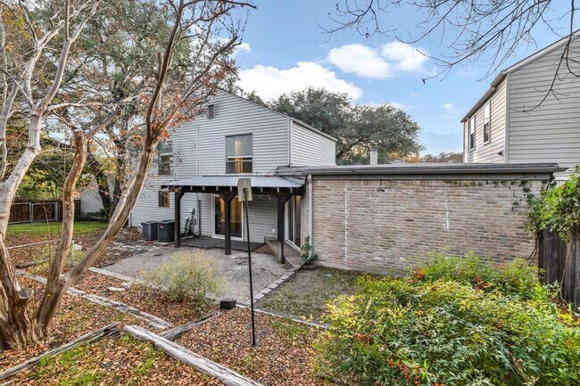 Building Photo - 6300 5 Acre Wood St