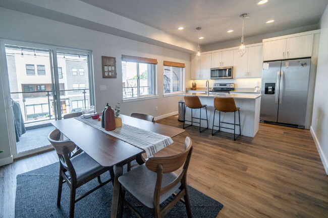Building Photo - Gorgeous Modern Townhome in Draper