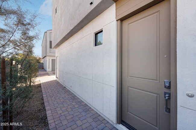 Building Photo - 225 N Pleasant Dr