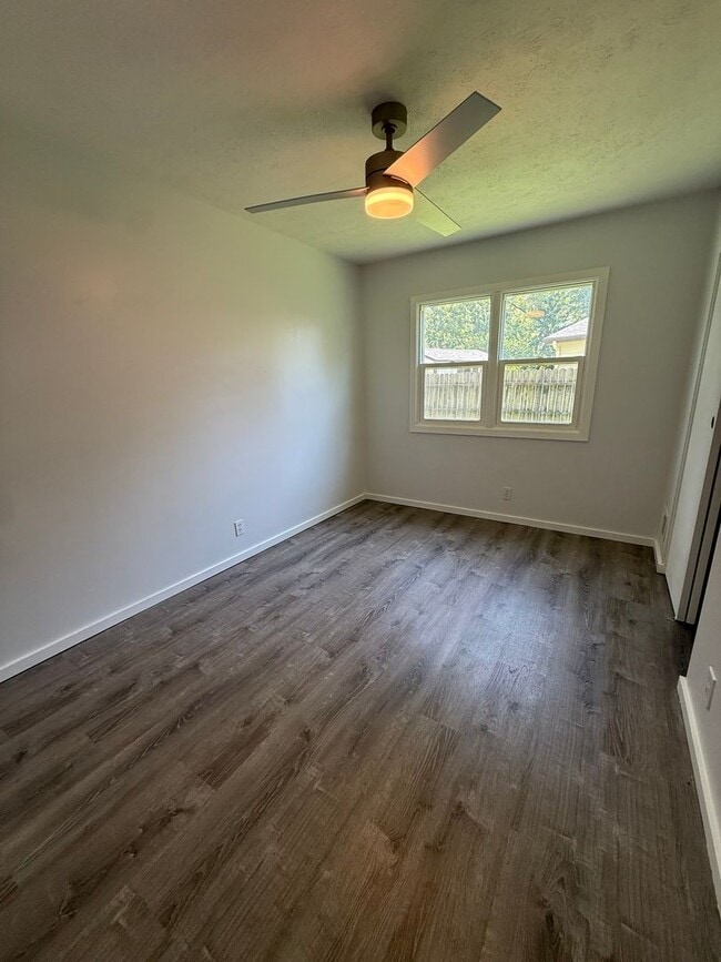Building Photo - Renovated 4 Bedroom 2 Bathroom
