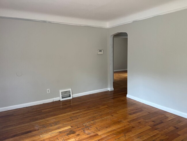 Foto del edificio - 3 BED 1 BATH Bungalow in Detroit Available!