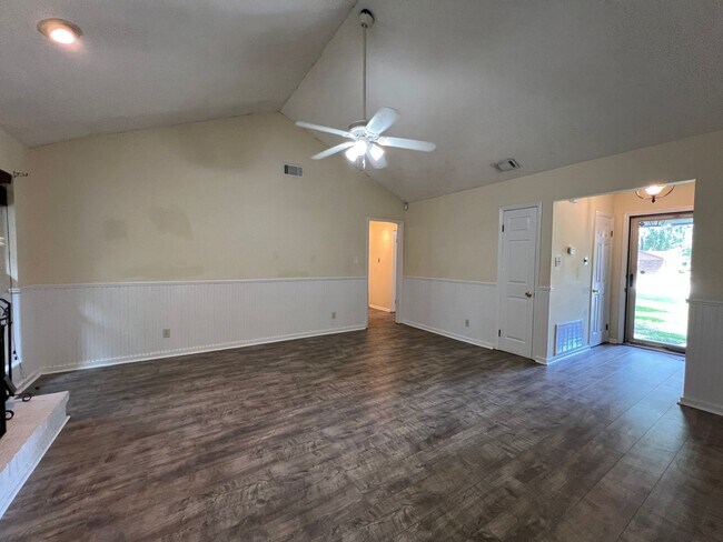 Foto del edificio - Adorable 3/2 on large corner lot