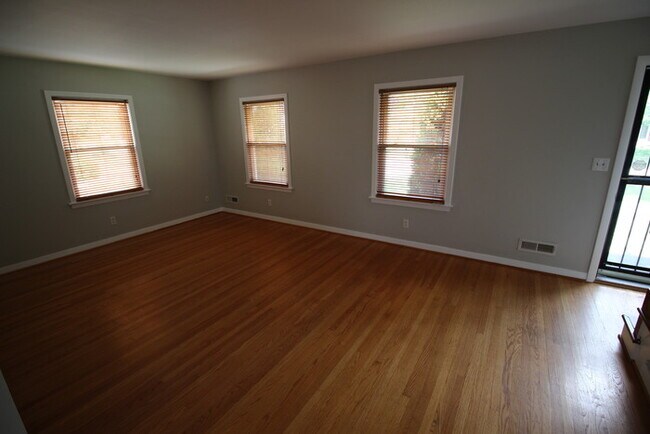 Foto del edificio - Four bedroom home just minutes from downto...