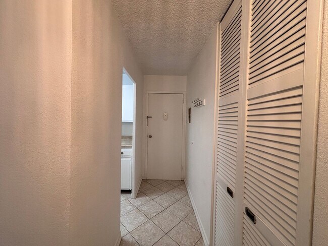Foto del edificio - Available Now - 1 Bed 1 Bath Condo Home w/ Wall AC Unit - MileStone Real Estate Services