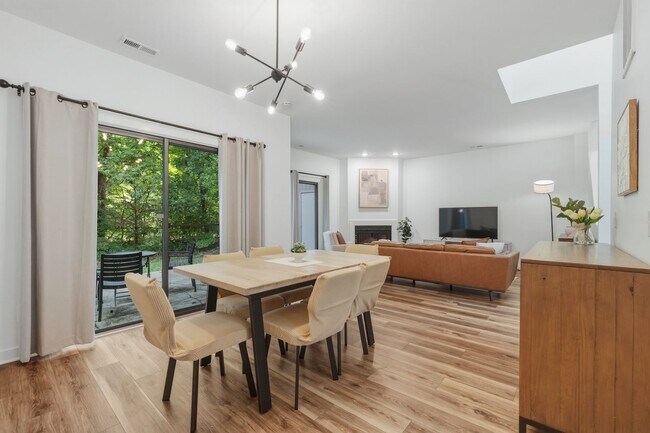 Building Photo - Park Flex Stays Furnished utilities included Mid or Long term Lease