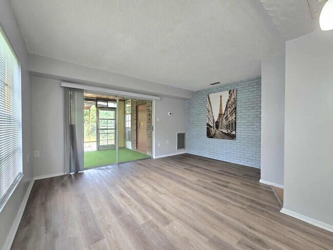 Foto del edificio - 2 bed / 1.5 bath Townhouse for RENT