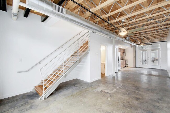 Building Photo - 1305 E 6th St
