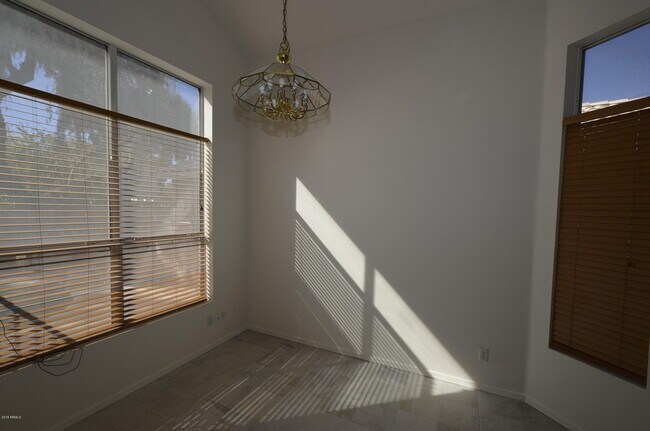 Foto del edificio - 630 N Diane Ct