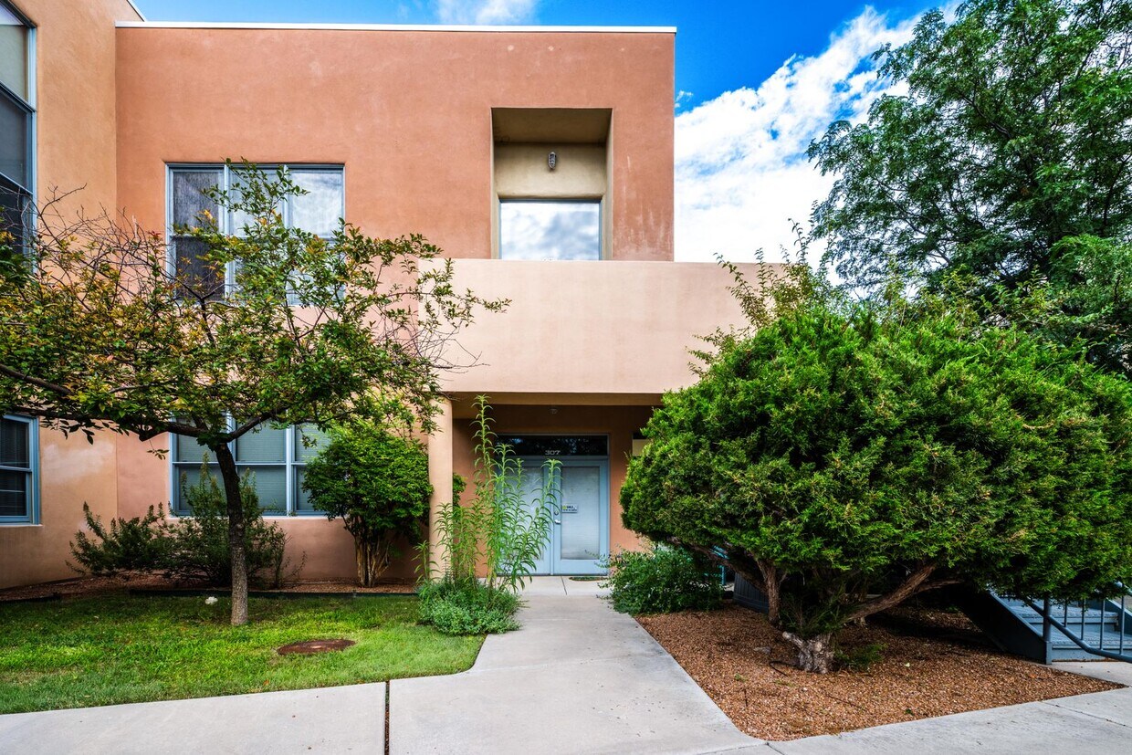 Primary Photo - 3600 Cerrillos Rd