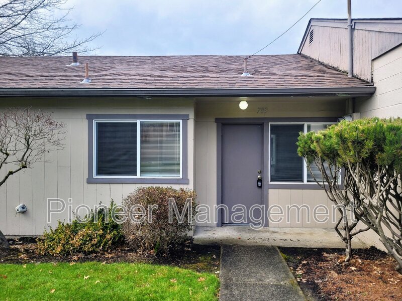 Primary Photo - 783 NE Alameda Ave