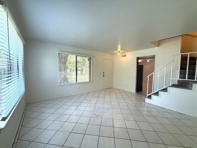 Foto del edificio - 3 Bedroom Townhome - Available Now