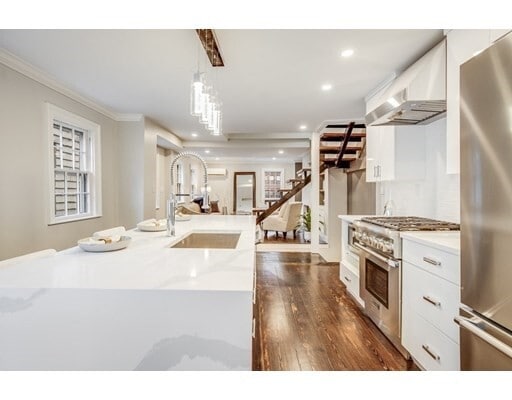 Building Photo - 36 Joy St