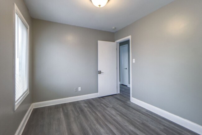 Foto del edificio - Spacious 3 Bedroom Sunnyside Duplex